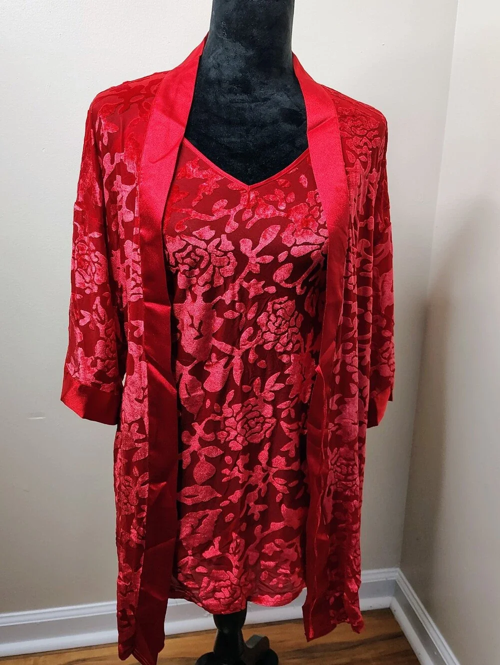 Youmita 3 Piece Red Satin Burnout Floral Lingerie Set Robe Chemise & Thong‎ NWT